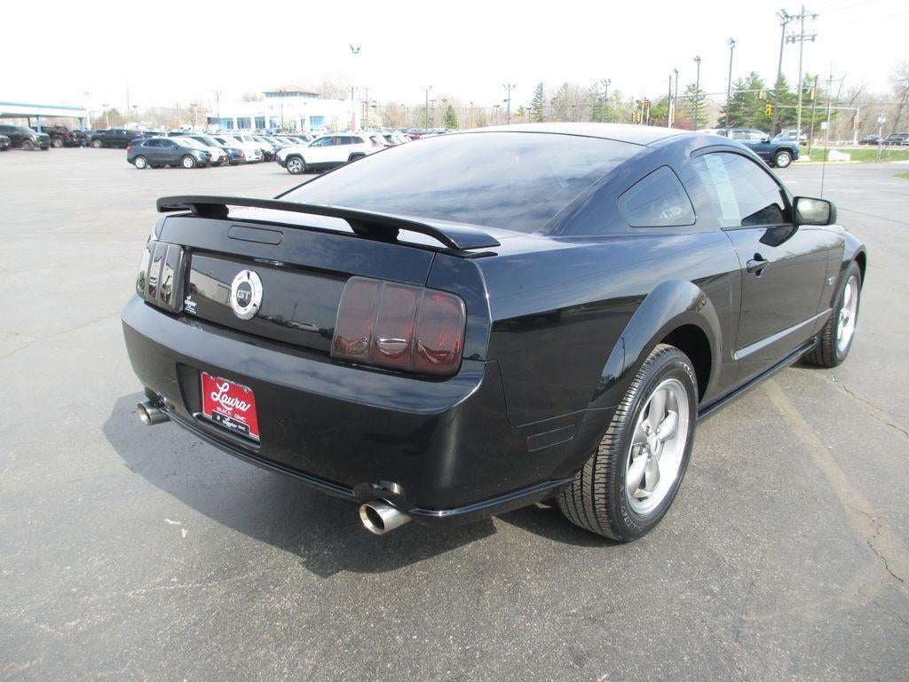 2005 Ford Mustang GT Deluxe