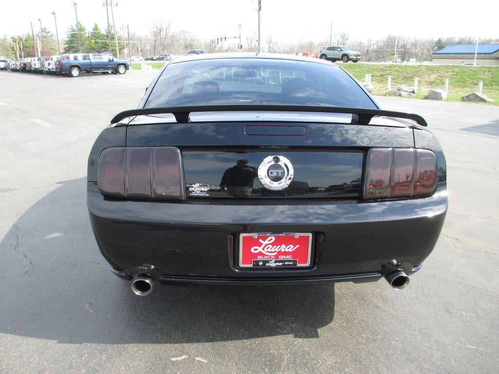 2005 Ford Mustang GT Deluxe