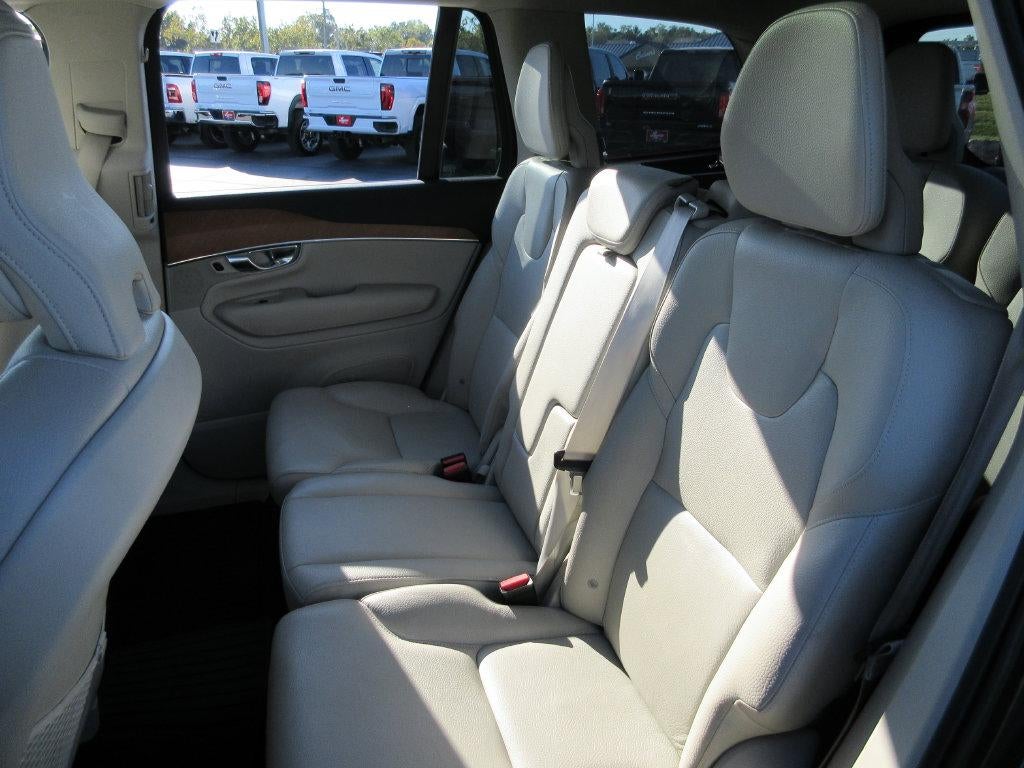 2022 Volvo XC90 T6 Momentum 7 Passenger