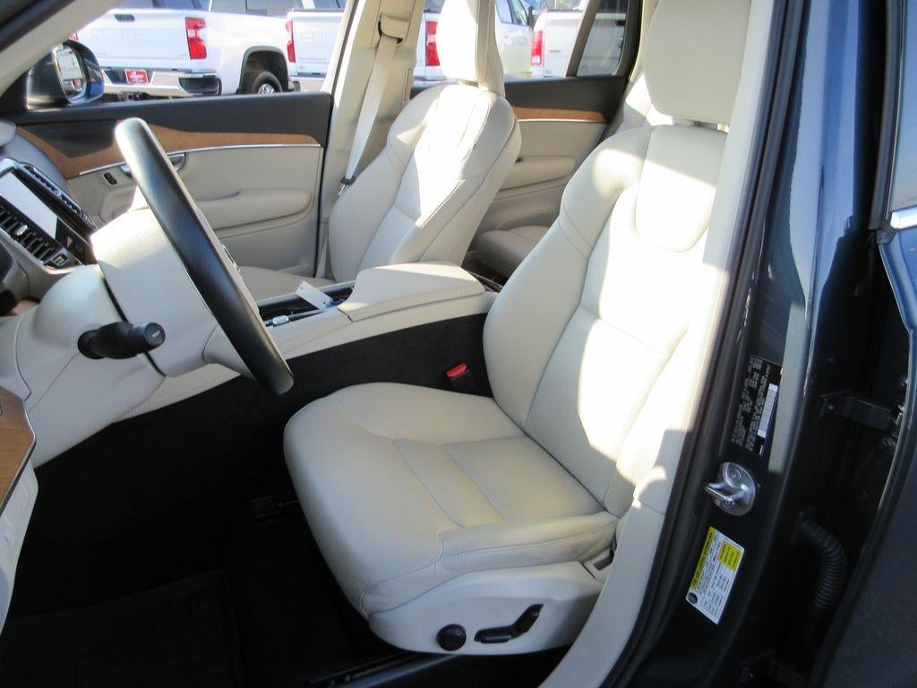 2022 Volvo XC90 T6 Momentum 7 Passenger