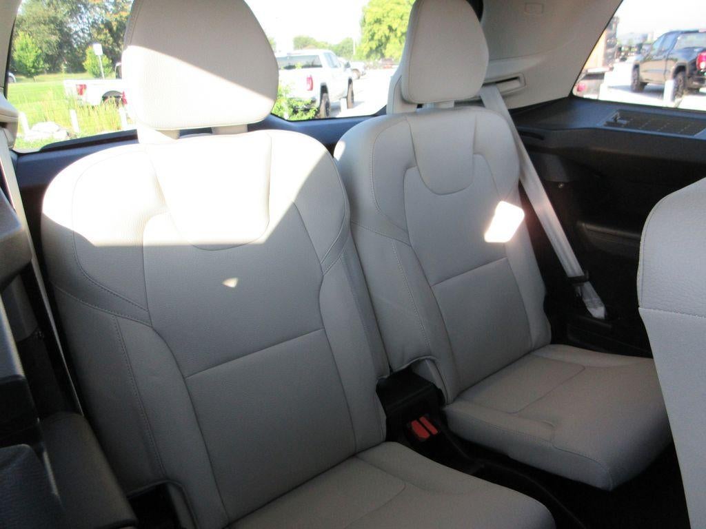 2022 Volvo XC90 T6 Momentum 7 Passenger