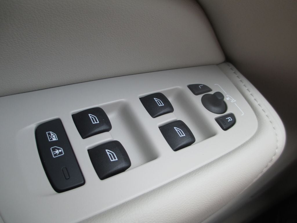 2024 Volvo XC60 Recharge Plug-In Hybrid T8 Ultimate Dark Theme