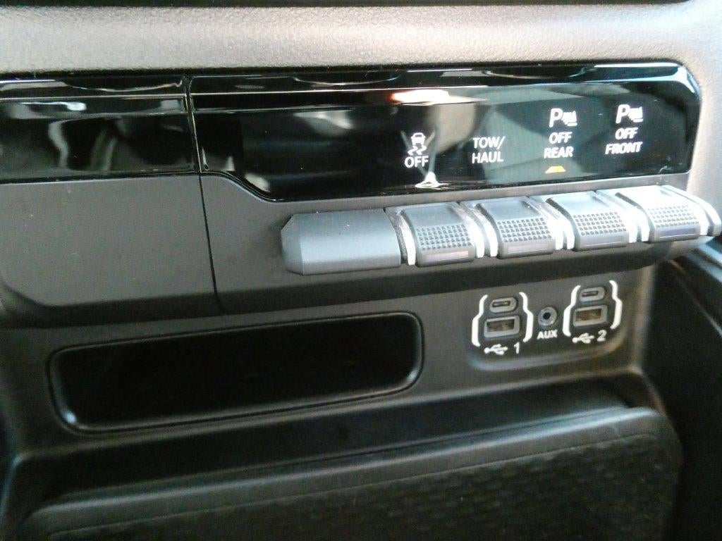 2020 RAM 1500 Big Horn 4x4 Crew Cab 5'7" Box