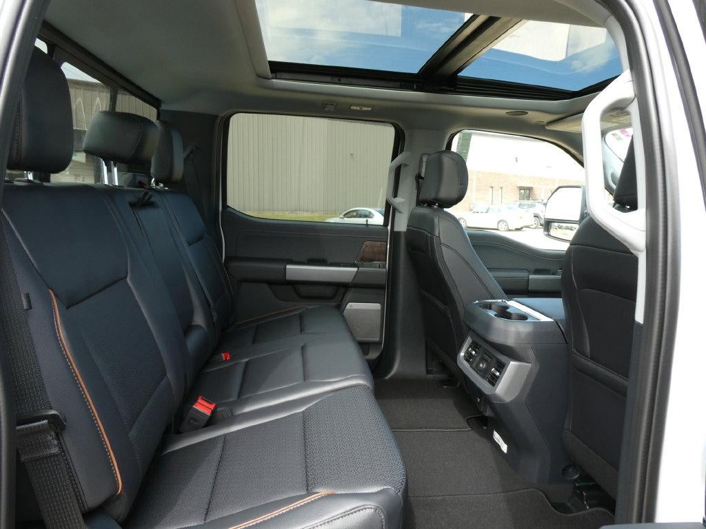 2027 Ford Super Duty F-350 DRW LARIAT 4WD Crew Cab 8' Box